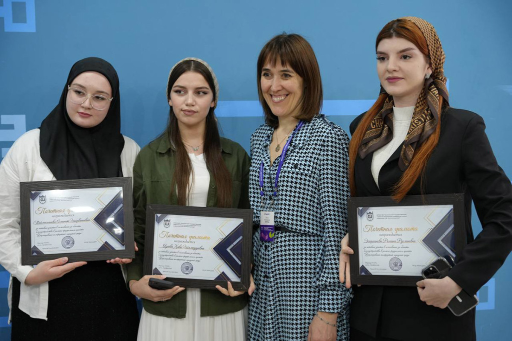 zamestitel-ministra-nauki-i-vysshego-obrazovaniya-rossii-olga-petrova-vstretilas-so-studentami-ggntu-im-akad-m-d-millionshchikova-ncfu-ru-01 (1).jpg