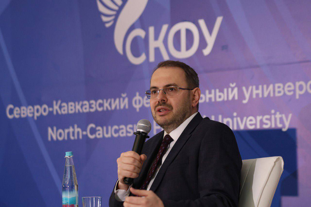 zamestitel-ministra-nauki-i-vysshego-obrazovaniya-rossii-otkryl-v-skfu-regionalnyj-studencheskij-mediacentr-ncfu-ru-01 (1).jpg