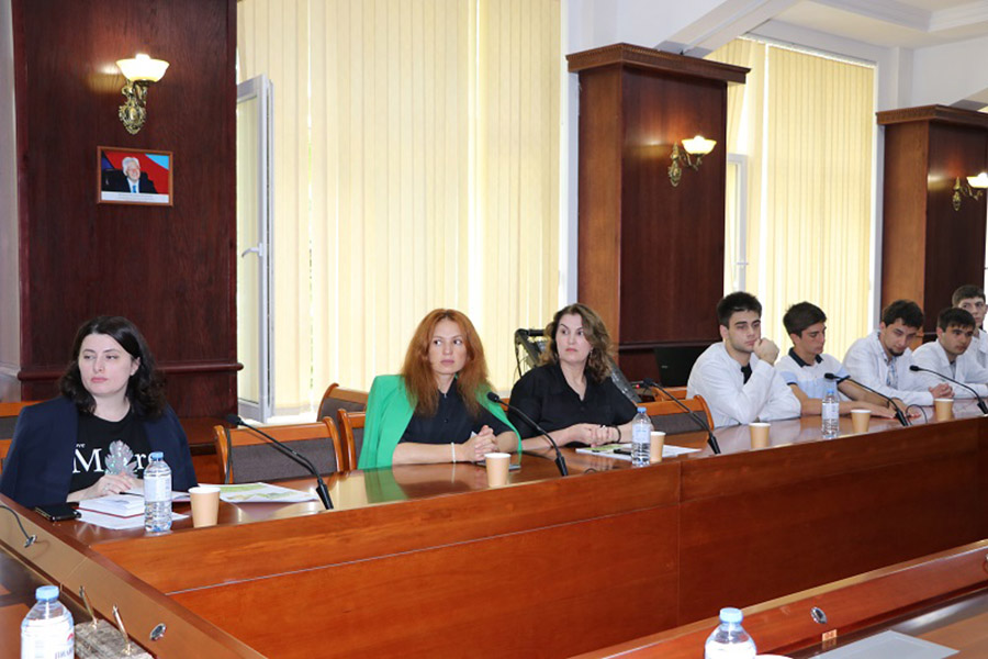 v-dagestanskom-gau-sostoyalsya-kruglyj-stol-na-temu-svoe-fermerstvo-obedinenie-vozmozhnostej-banka-i-agrotekhnologij-ncfu-ru-01 (1).jpg