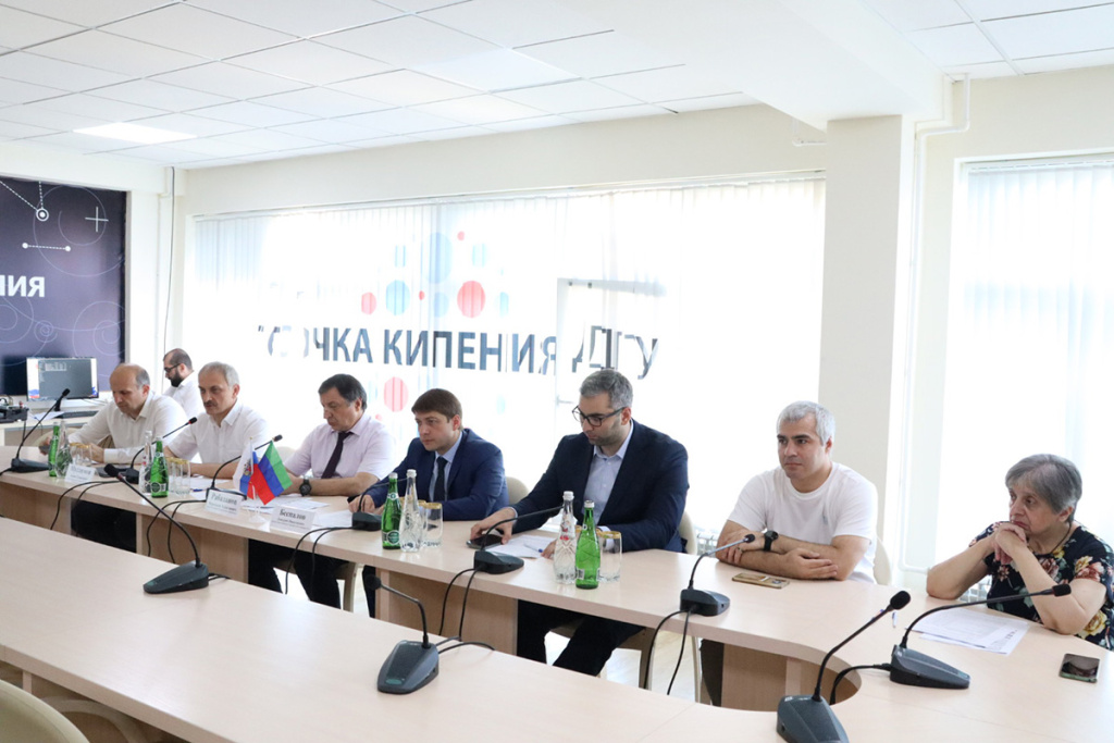 skfu-predstavil-opyt-populyarizacii-rossijskogo-kazachestva-sredi-molodyozhi-na-kif-2024-ncfu-ru-01 (2).JPG