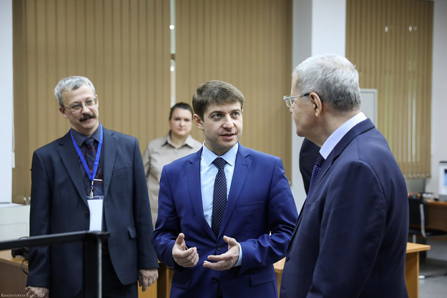 skfu-posetil-polnomochnyj-predstavitel-prezidenta-rf-v-skfo-yurij-chajka-ncfu-ru-01 (3).jpg skfu-posetil-polnomochnyj-predstavitel-prezidenta-rf-v-skfo-yurij-chajka-ncfu-ru-01 (3).jpg