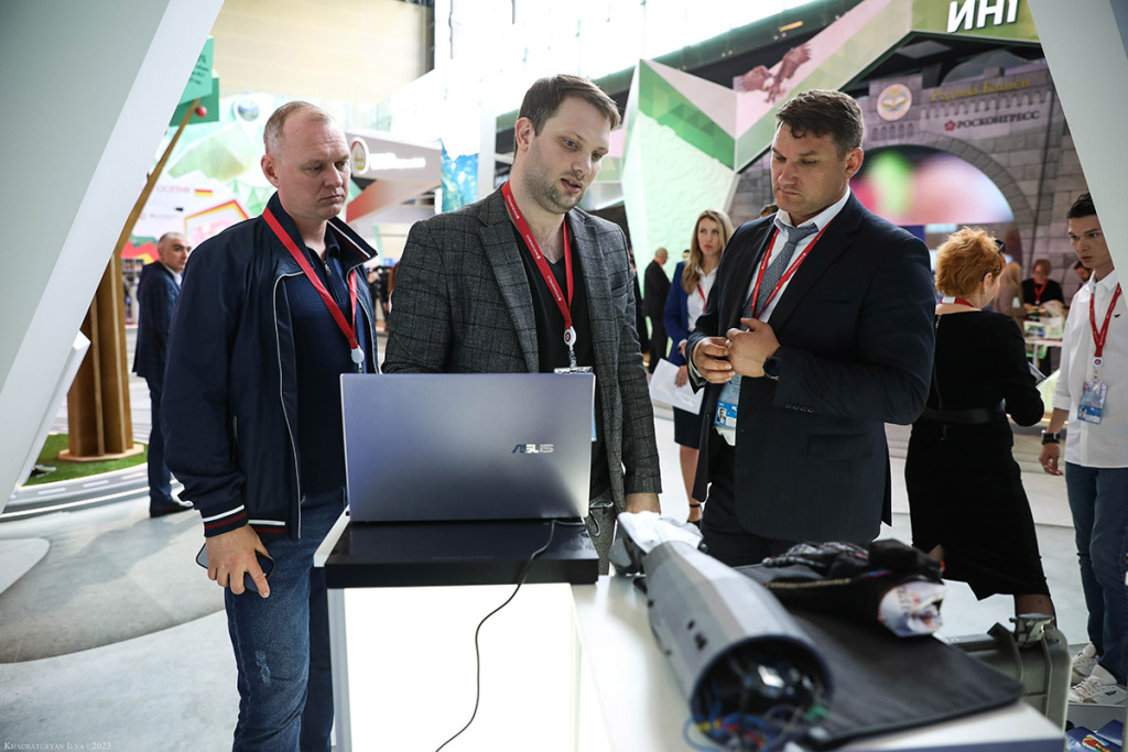 sovmestnye-proekty-s-konsorciumom-vuzov-severnogo-kavkaza-predstavil-skfu-na-stene-kavkazskoj-investicionnoj-vystavki-ncfu-ru-01 (5).jpg