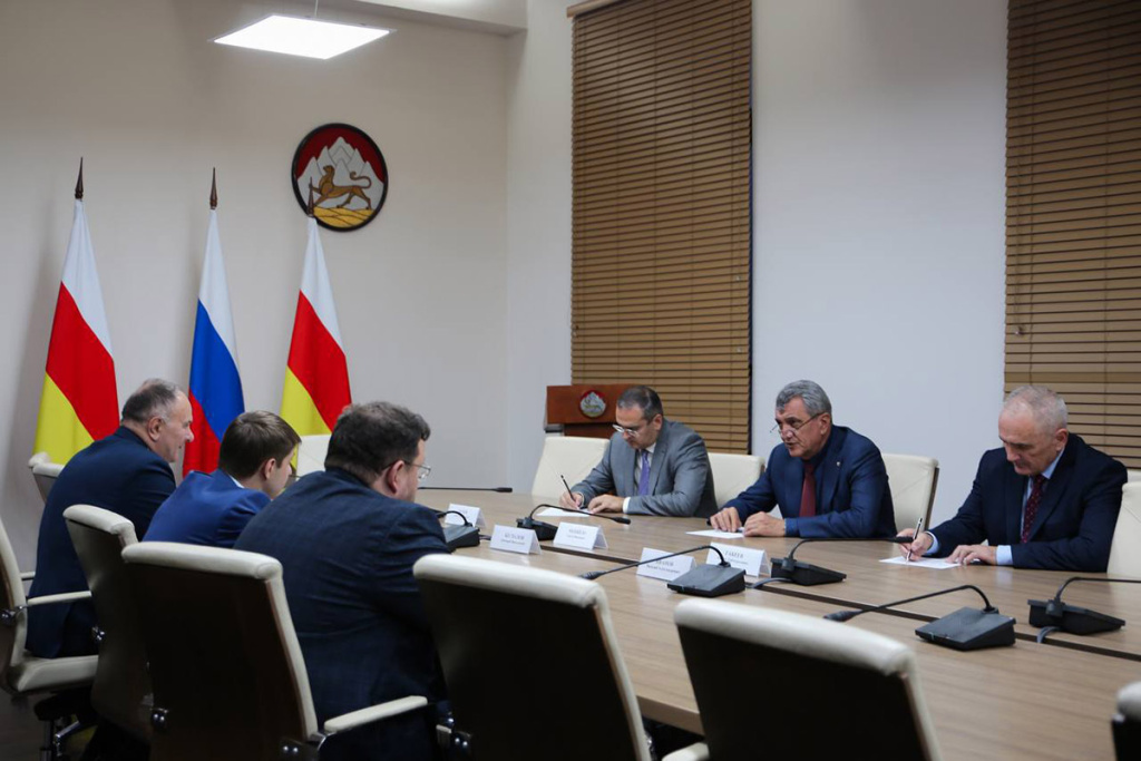 kadry-dlya-opk-skfu-i-severnaya-osetiya-podpisali-soglashenie-o-sotrudnichestve-ncfu-ru-01 (4).jpg