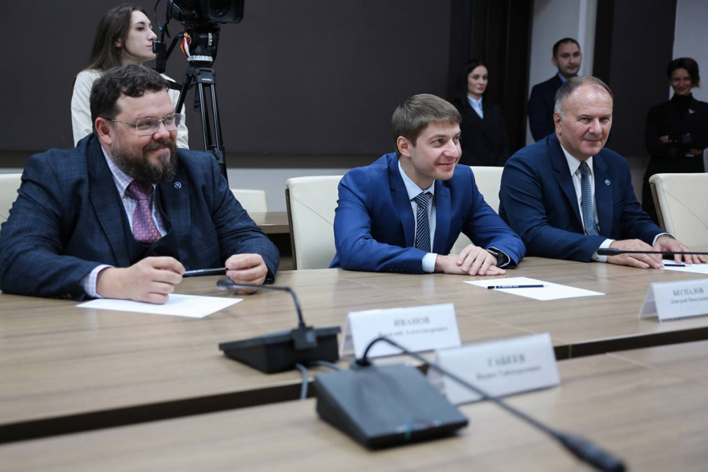 kadry-dlya-opk-skfu-i-severnaya-osetiya-podpisali-soglashenie-o-sotrudnichestve-ncfu-ru-01 (1).jpg