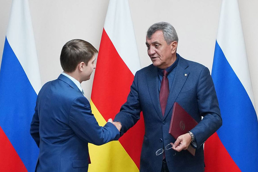 kadry-dlya-opk-skfu-i-severnaya-osetiya-podpisali-soglashenie-o-sotrudnichestve-ncfu-ru-01 (2).jpg