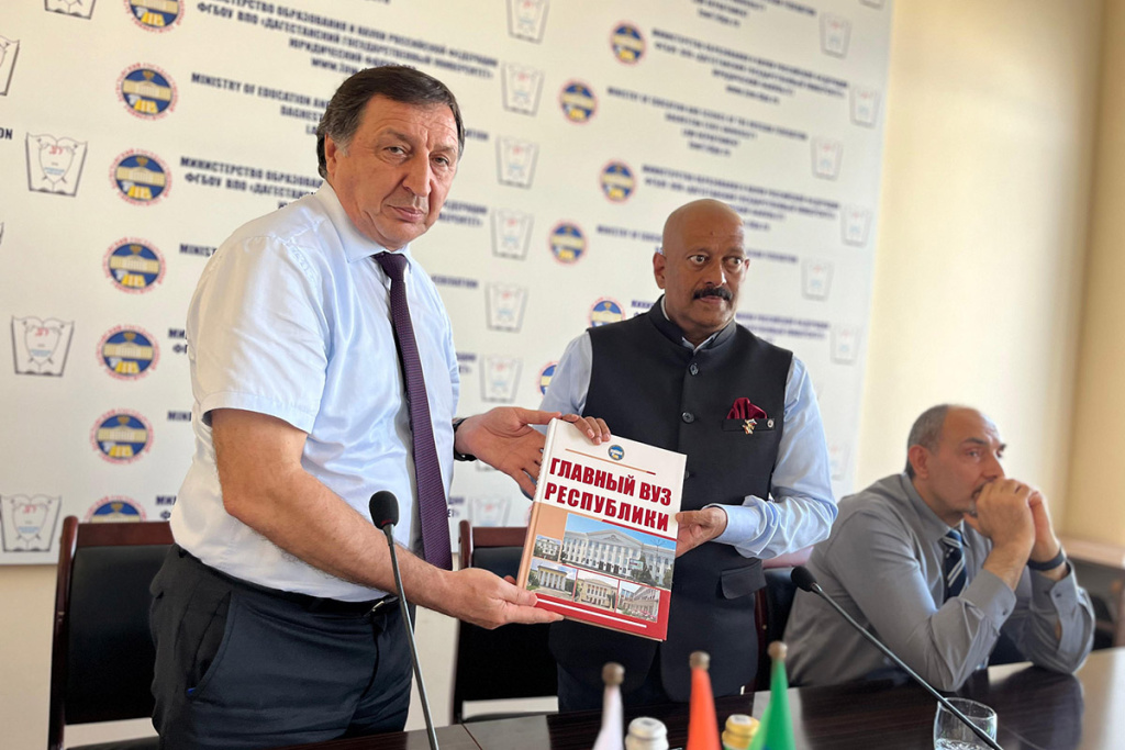 pochetnyj-konsul-rossii-v-indii-ratish-nair-vstretilsya-s-rektorom-dgu-ncfu-ru-01.jpg